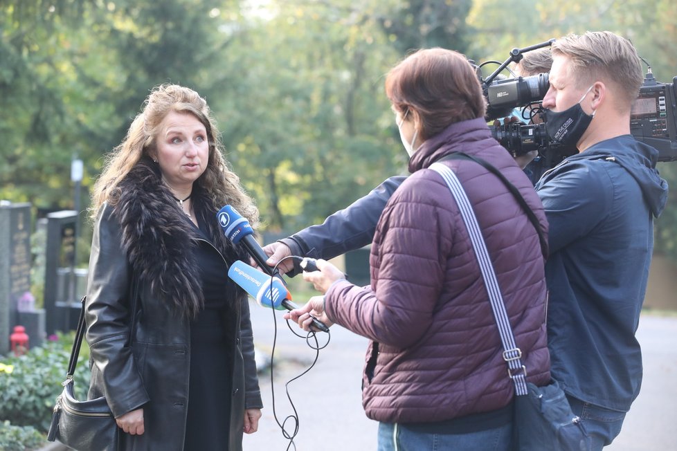 U hrobu Karla Gotta se od rána objevují fanoušci a plní jeho náhrobek vzpomínkovými předměty a květinami