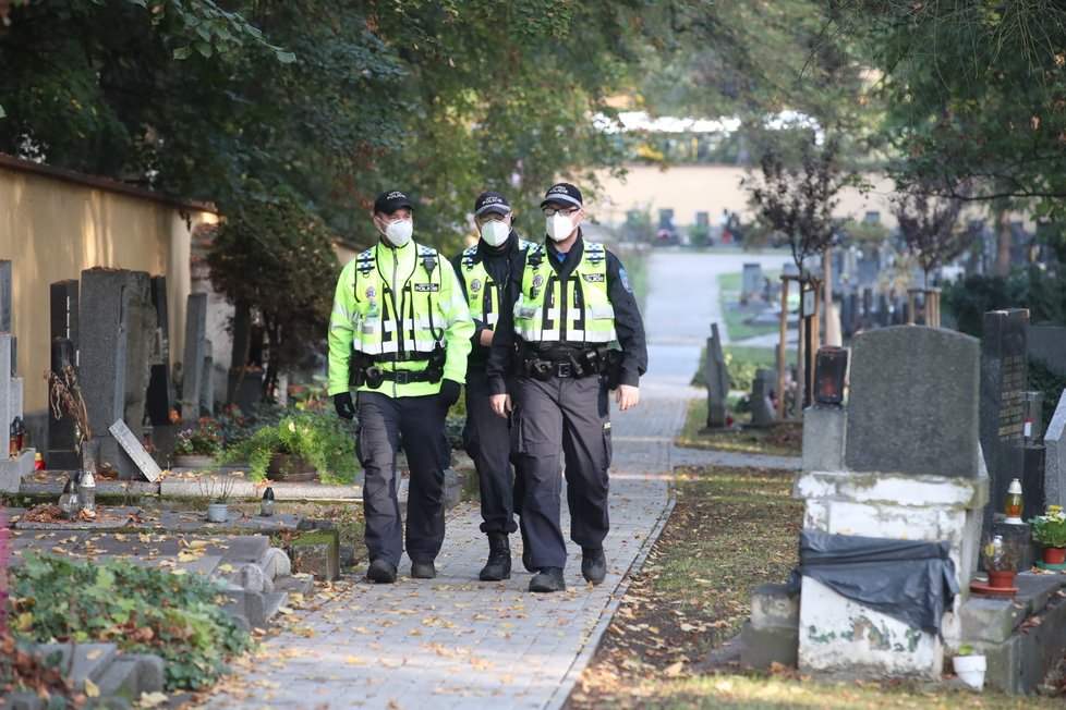 Na klidný průběh pietní akce dohlíží policisté.