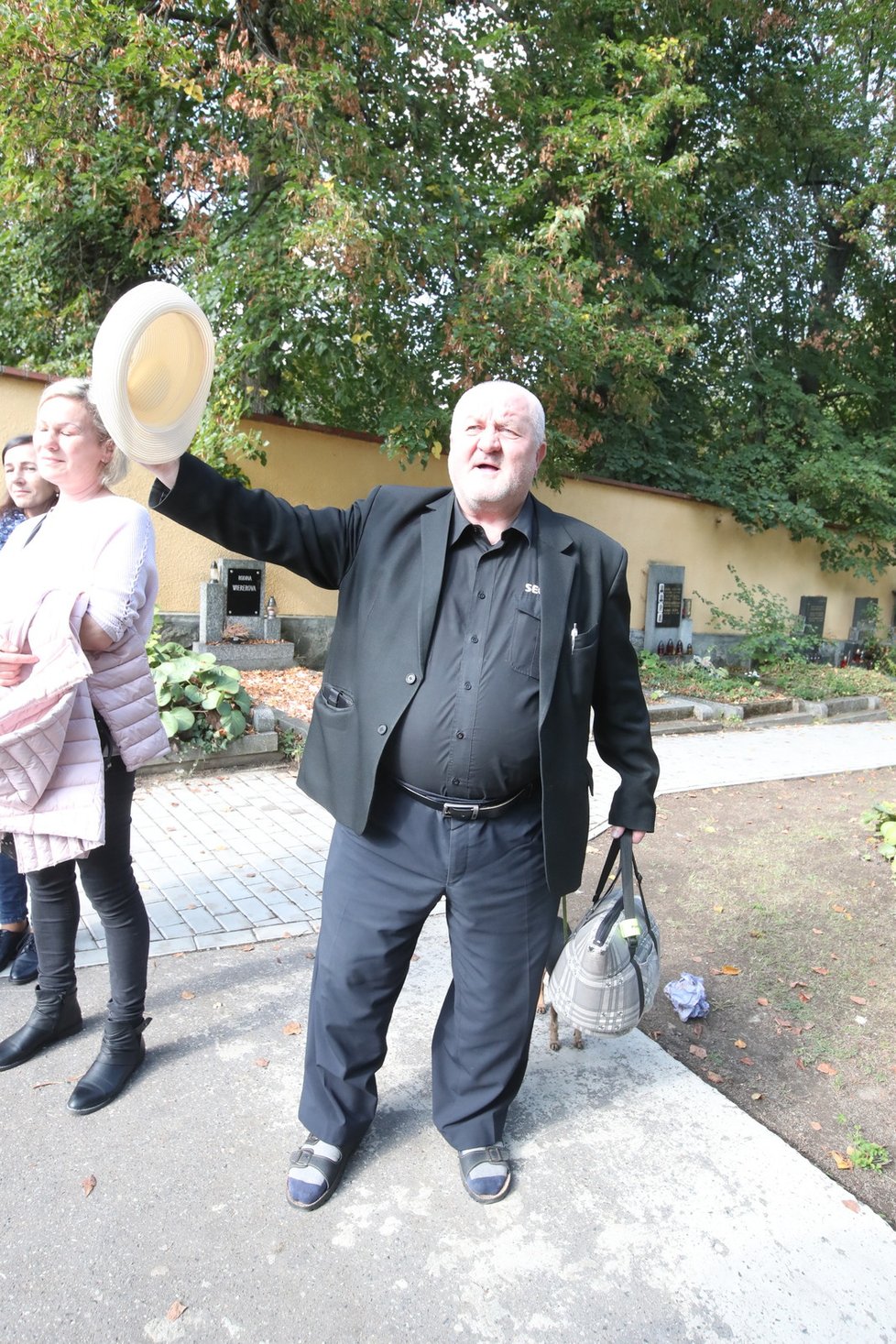 U hrobu Karla Gotta se od rána objevují fanoušci a plní jeho náhrobek vzpomínkovými předměty a květinami