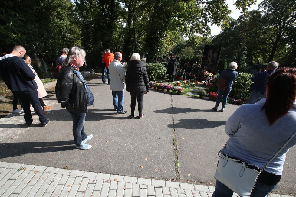 U hrobu Karla Gotta se od rána objevují fanoušci a plní jeho náhrobek vzpomínkovými předměty a květinami