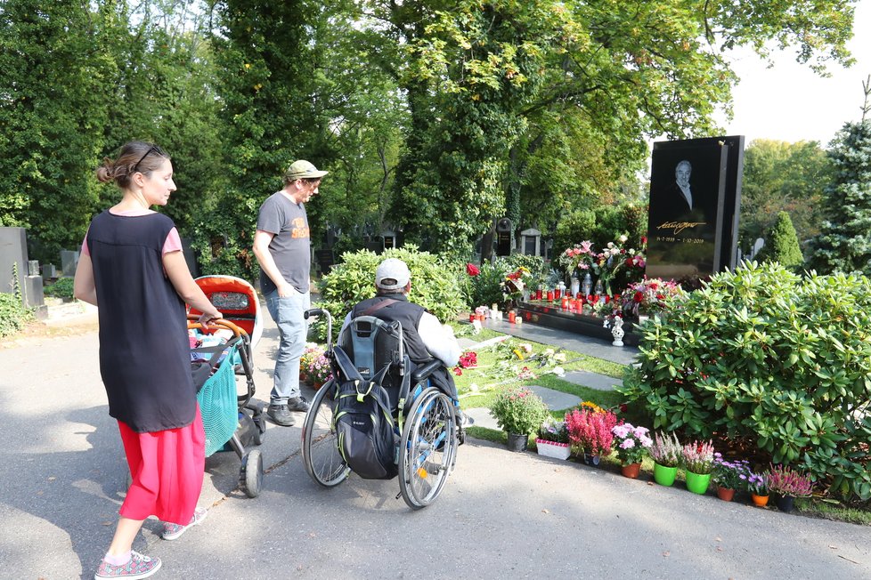 U hrobu Karla Gotta se od rána objevují fanoušci a plní jeho náhrobek vzpomínkovými předměty a květinami