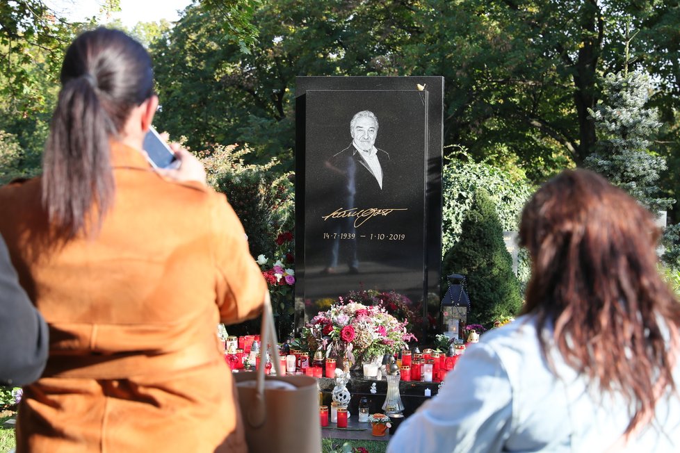 U hrobu Karla Gotta se od rána objevují fanoušci a plní jeho náhrobek vzpomínkovými předměty a květinami.