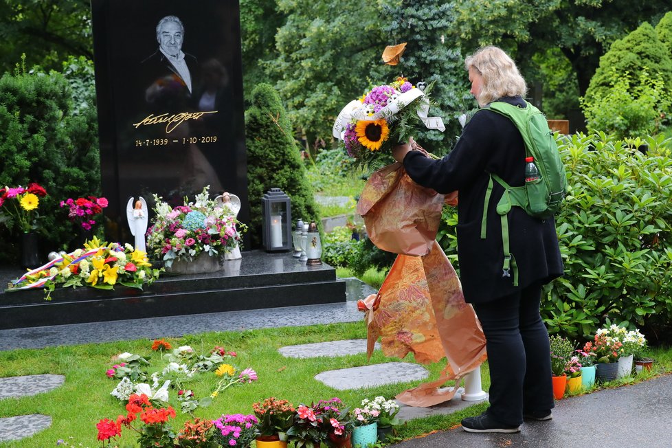 Hrob Karla Gotta se v den jeho nedožitých 82. narozenin začíná plnit květinami