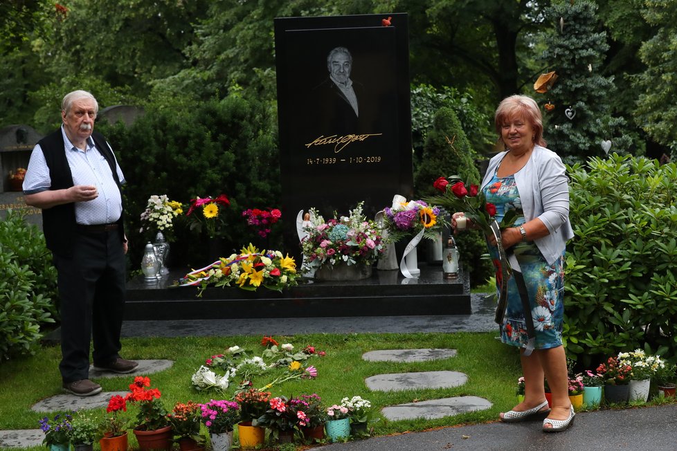 Hrob Karla Gotta se v den jeho nedožitých 82. narozenin začíná plnit květinami