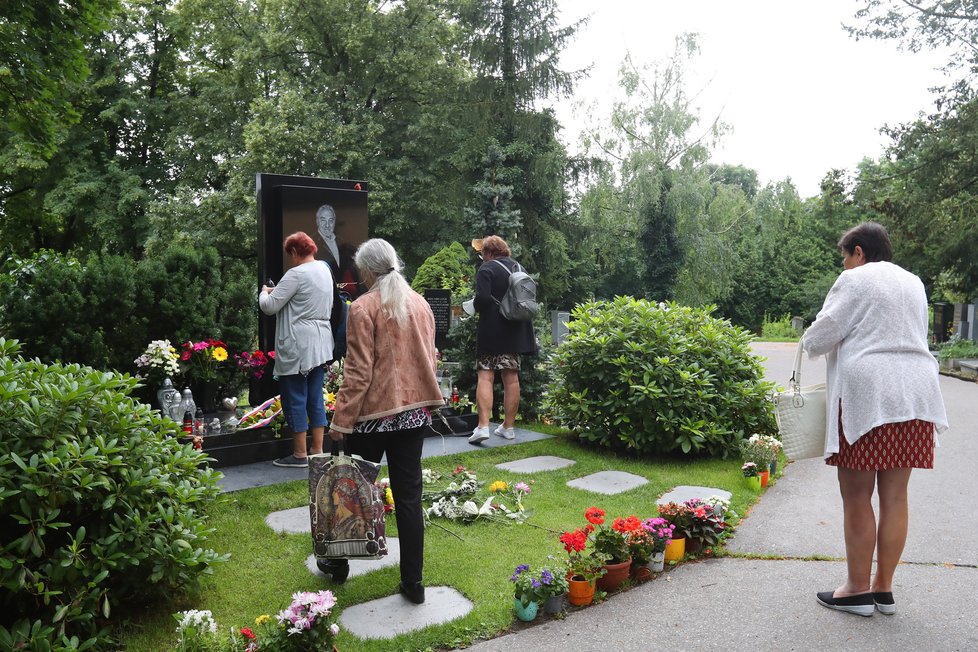 Hrob Karla Gotta se v den jeho nedožitých 82. narozenin začíná plnit květinami.