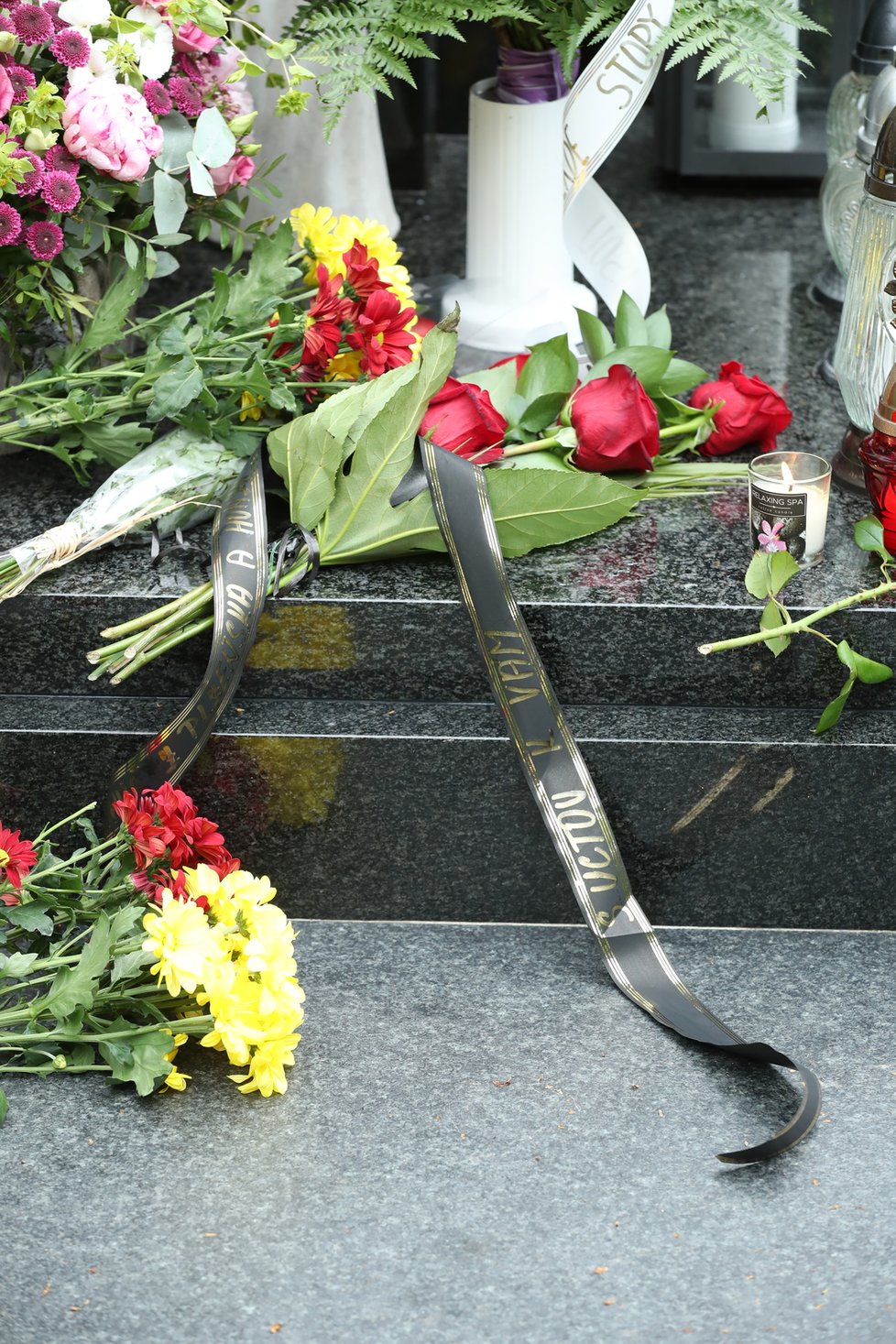 Hrob Karla Gotta se v den jeho nedožitých 82. narozenin plní květinami.