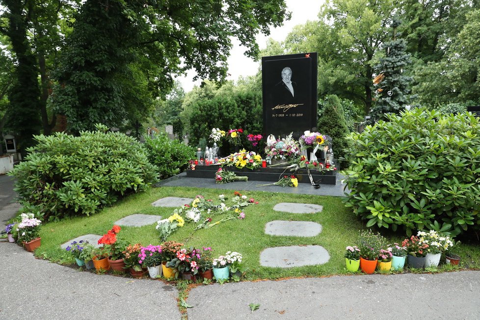 Hrob Karla Gotta se v den jeho nedožitých 82. narozenin plní květinami.
