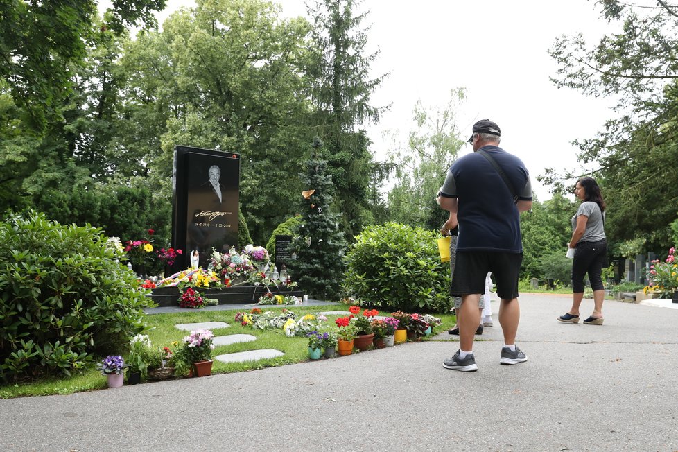 Hrob Karla Gotta se v den jeho nedožitých 82. narozenin plní květinami