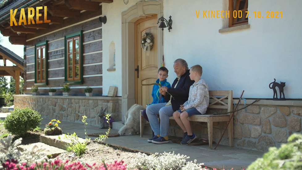 Karel Gott se svými vnuky Vojtou a Honzíkem během pletení pomlázky na chalupě v Doubici.