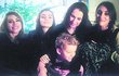 2017 Zleva vnučky Nikola, Rozárka, dcera Bára s Karlovým pravnukem Jacquesem, vnučka Kateřina. 2017 Zleva vnučky Nikola, Rozárka, dcera Bára s Karlovým pravnukem Jacquesem, vnučka Kateřina.
