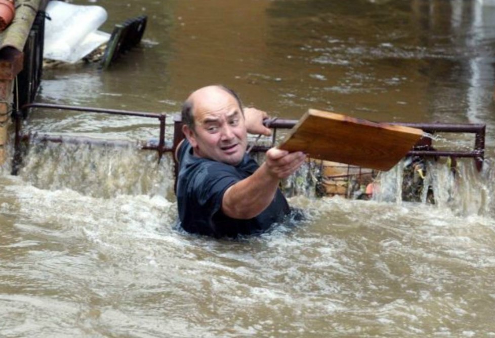 2002: Karel Hanzlík se brodil v proudu k brance domu...