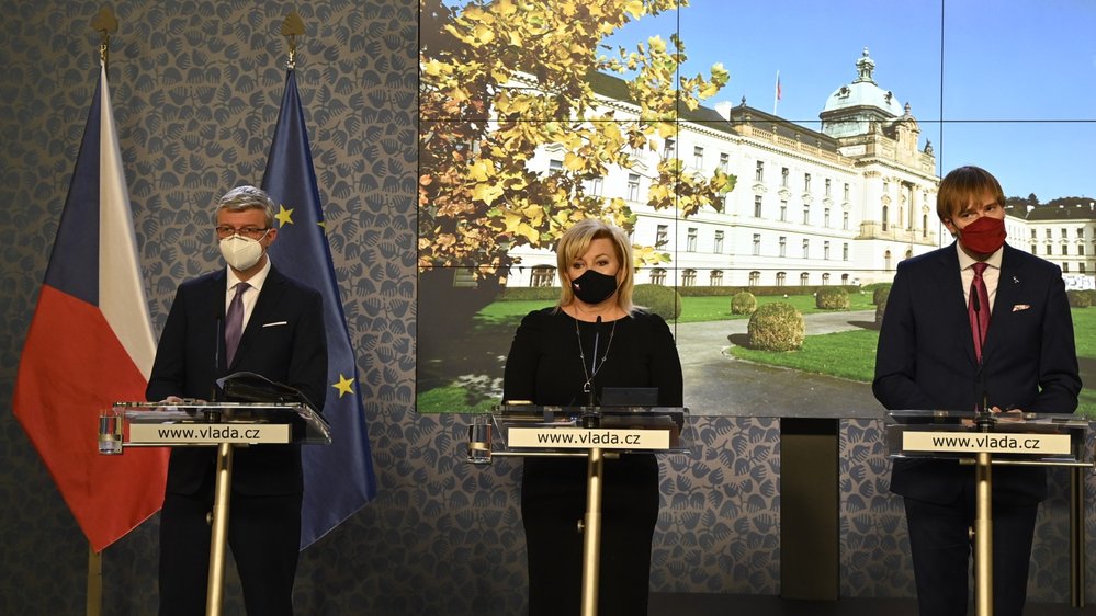 Jednání vlády: Vicepremiér Karel Halvíček (ANO), ministryně financí Alena Schillerová (ANO) a ministr zdravotnictví Adam Vojtěch (za ANO) (13.12.2021)