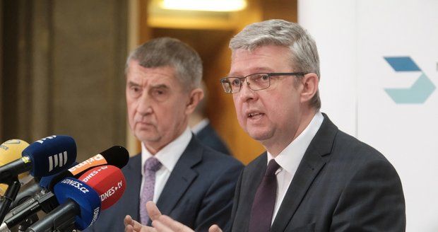 Nová opatření přijdou ve středu, prozradil Babiš. Havlíček: Možný je zákaz alkoholu večer