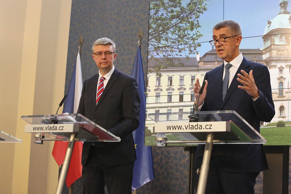 Karel Havlíček a Andrej Babiš na tiskové konferenci po jednání vlády (6. 5. 2019)