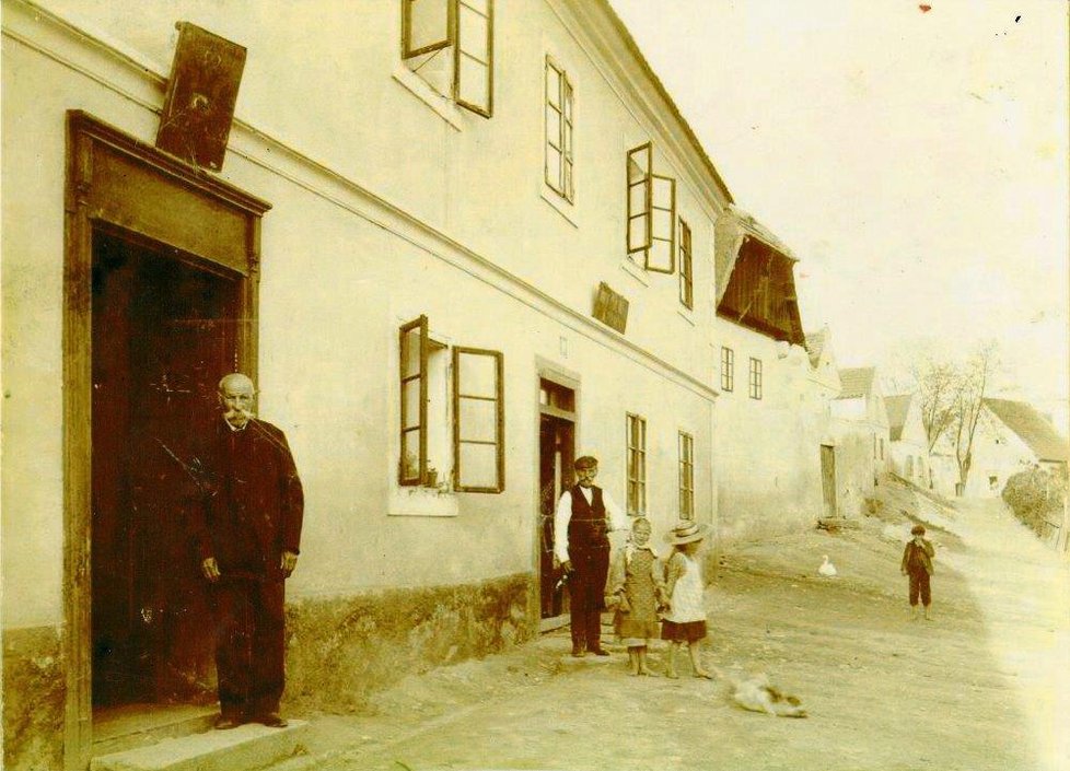 1910 - Bývalý četník Jan Krejčí před domem ve Štěkni, kde měl trafiku. Dostal ji za své služby mocnářství.