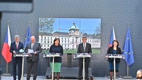 Karel Havlíček, Miroslav Toman, Alena Schillerová, Andrej Babiš a Jana Maláčová na tiskové konferenci po jednání vlády (20. 5. 2019)