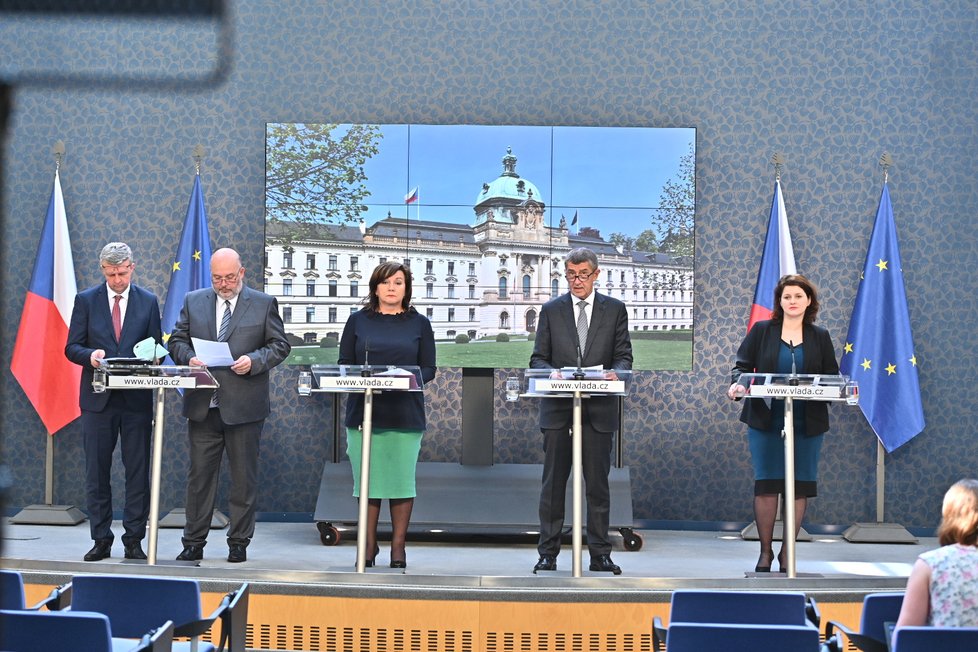 Karel Havlíček, Miroslav Toman, Alena Schillerová, Andrej Babiš a Jana Maláčová na tiskové konferenci po jednání vlády (20. 5. 2019)