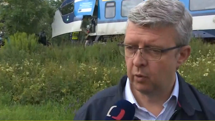 Ministr Havlíček na místě srážky dvou vlaků