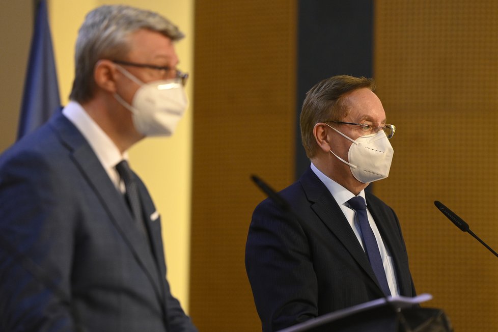 Vicepremiér Karel Havlíček (za ANO) a ministr zdravotncitví Petr Arenberger (za ANO) na tiskové konferenci po jednání vlády (19.4.2021)