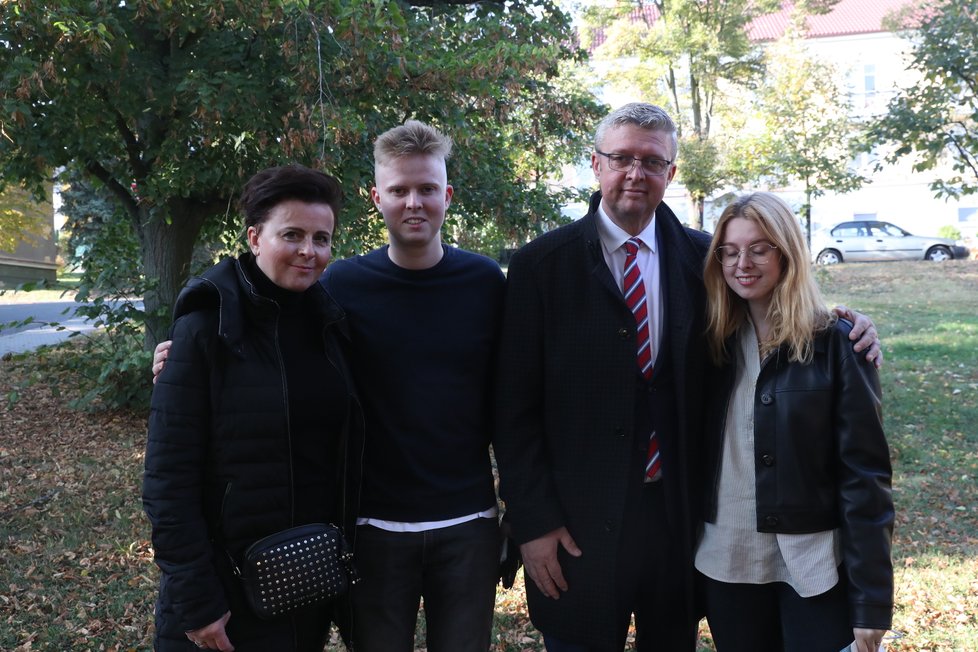 Volby 2021: Karel Havlíček (za ANO) vyrazil volit s rodinou - manželkou Lenkou a dětmi Aničkou a Antonínem (8.10.2021).