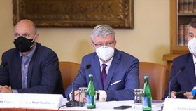 Ministr průmyslu a obchodu Karel Havlíček (za ANO) na tiskové konferenci o dostavbě univerzitního Kampusu Albertov.