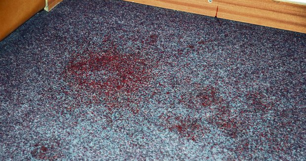 Na koberci hotelové chodby jsou ještě stále skvrny od krve