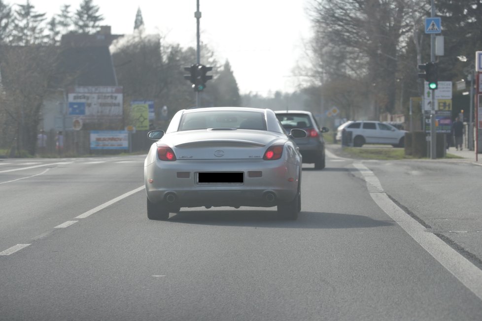 Karel Heřmánek hned druhý den po nehodě znovu sedl za volant.