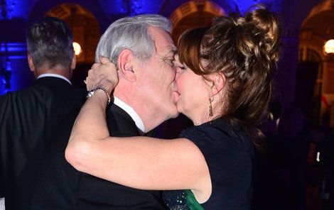 Vášnivý polibek dal Karel nečekaně své manželce.