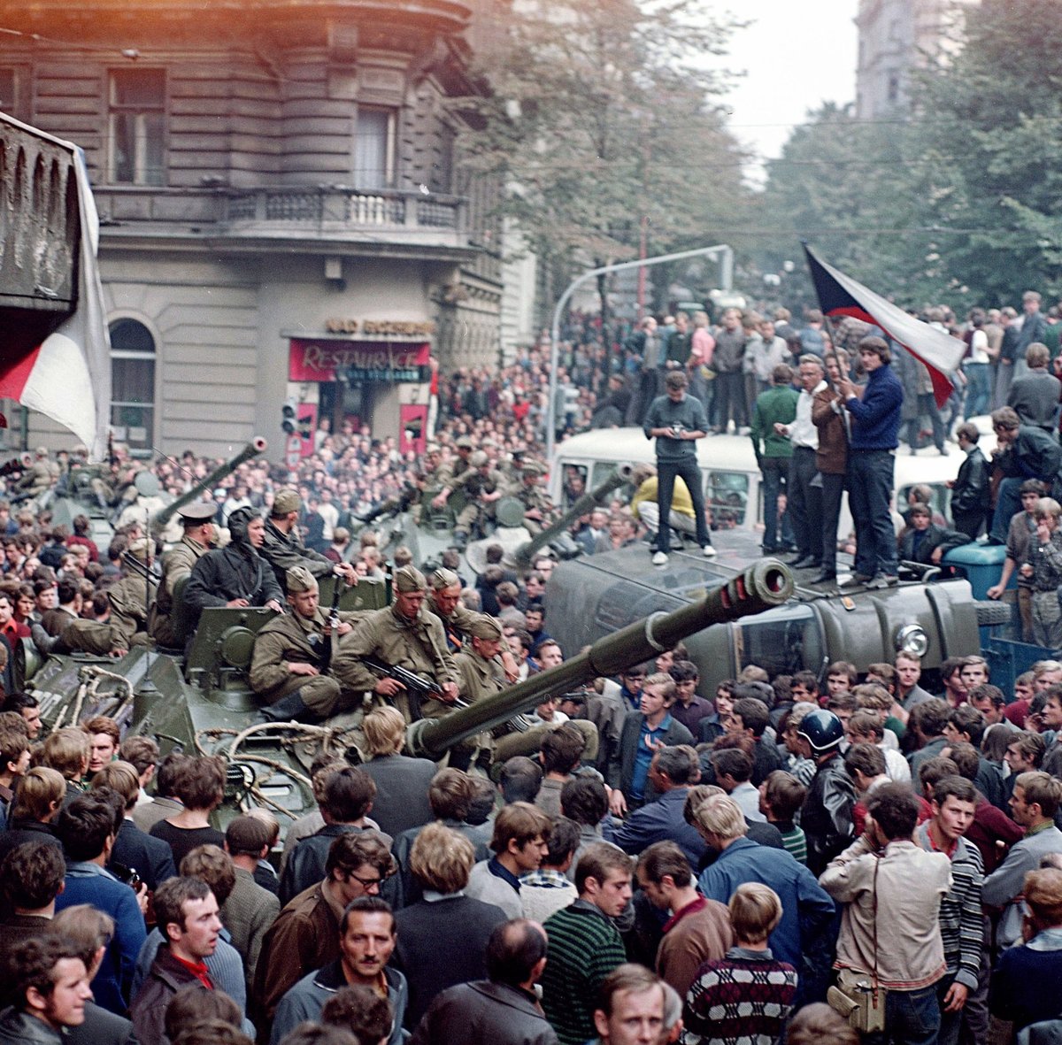 1968 - Před budovou Československého rozhlasu na Vinohradské třídě v Praze lidé v den okupace mezi sovětskými tanky.