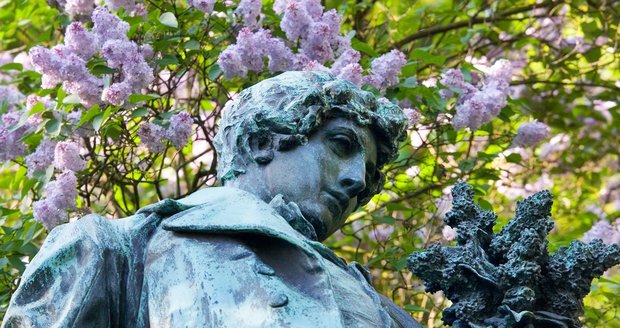 Máchova socha na Petříně by možná měla spíše držet zadnici milované Lori než kytici šeříků.