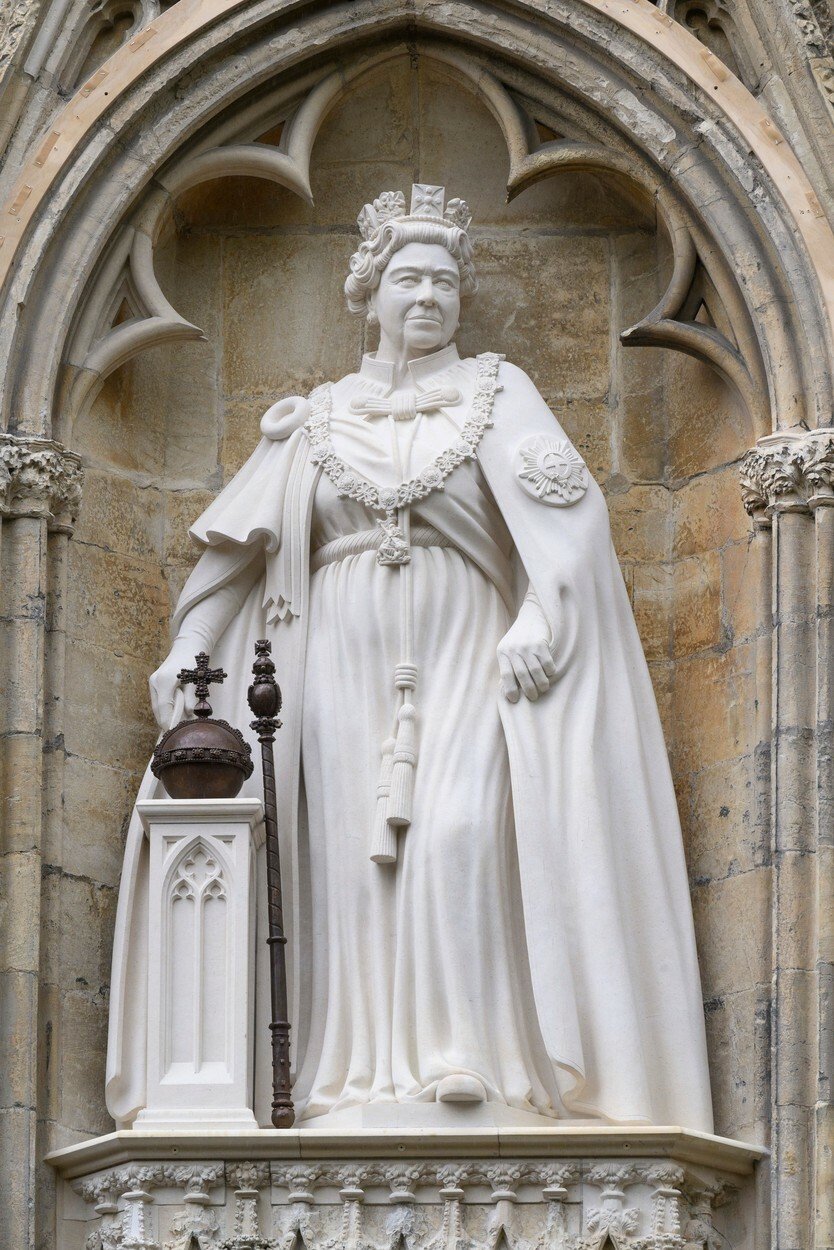 Karel III. odhalil první posmrtnou sochu Alžběty II.
