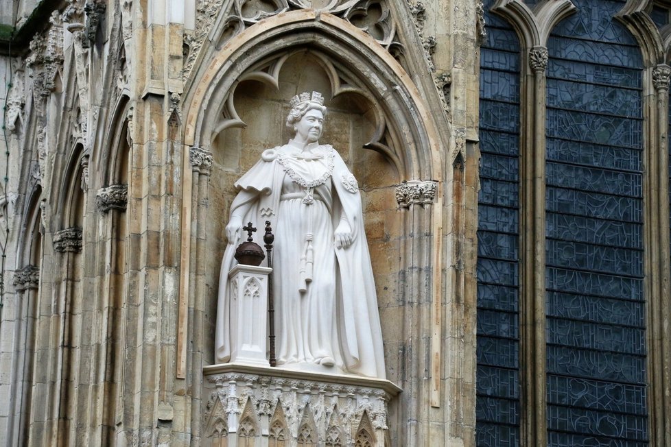 Karel III. odhalil první posmrtnou sochu Alžběty II.