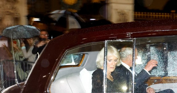 Král Karel III. přijíždí do Buckinghamu, kam byla z Edingburgu převezena rakev s ostatky jeho matky královny Alžběty III.