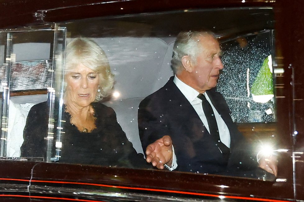 Zdrcený král Karel III. se vrací do Buckinghamského paláce