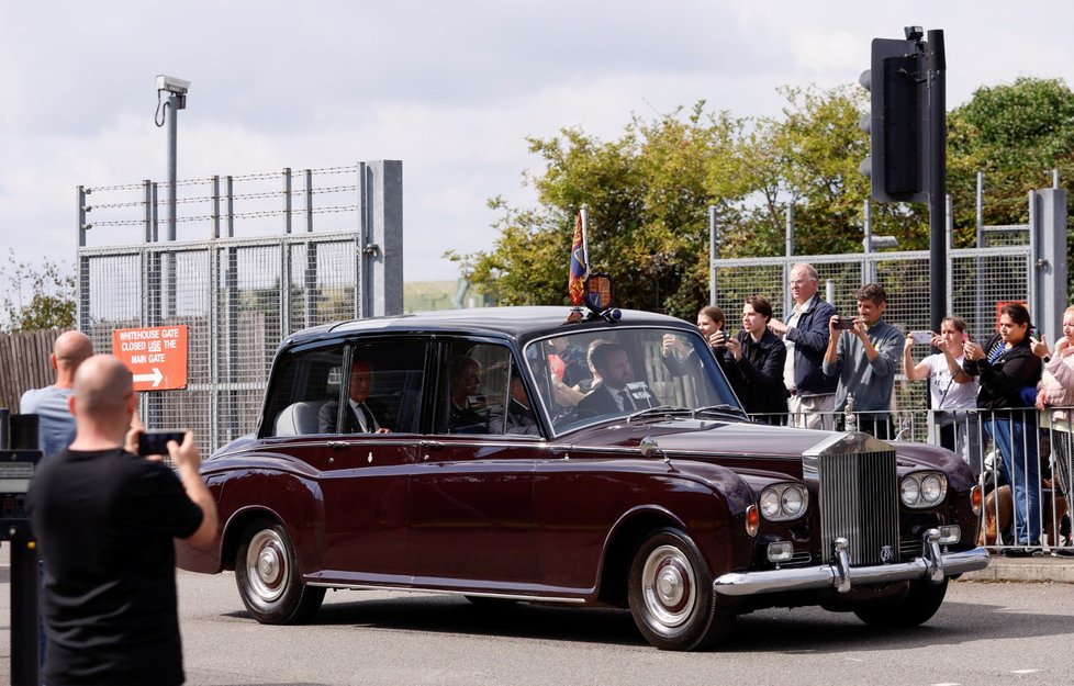 Král Karel III. a královna Camilla opustili letištěv RAF Northolt a míří do Londýna.