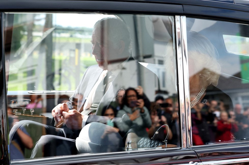 Král Karel III. a královna Camilla opustili letištěv RAF Northolt a míří do Londýna.