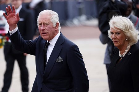 Karel III. a Camilla dorazili do Buckinghamského paláce.