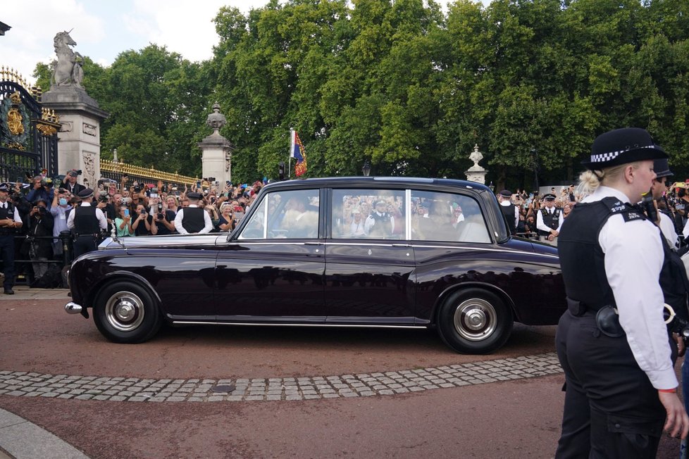 Král Karel III. dorazil k Buckinghamskému paláci.