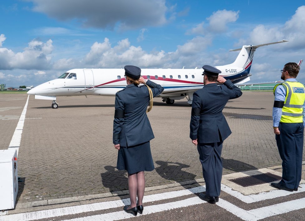 Letadlo s králem a královnou přistálo na letišti  RAF Northolt.