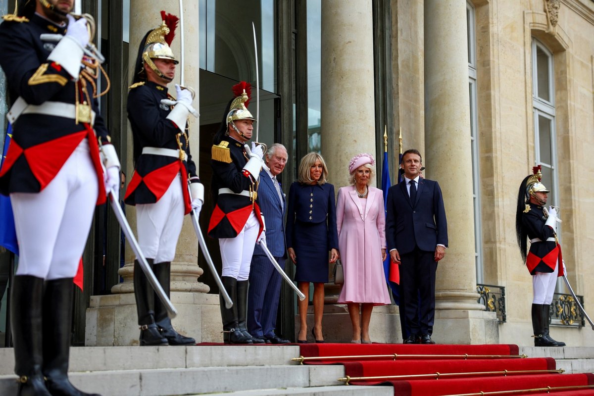 Král Karel III. s manželkou Camillou a francouzským prezidentem Emmanuelem Macron a jeho ženou Brigitte (20.9.2023)
