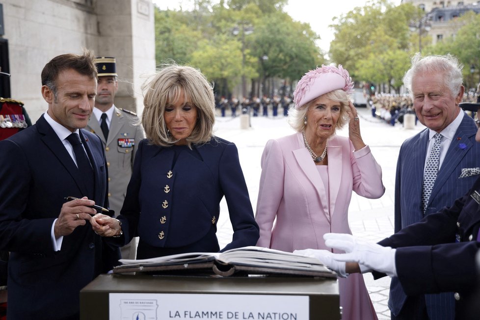 Britský král Karel III. s manželkou Camillou na návštěvě Francie. Na snímku i francouzský prezident Emmanuel Macron a jeho žena Brigitte (20.9.2023)
