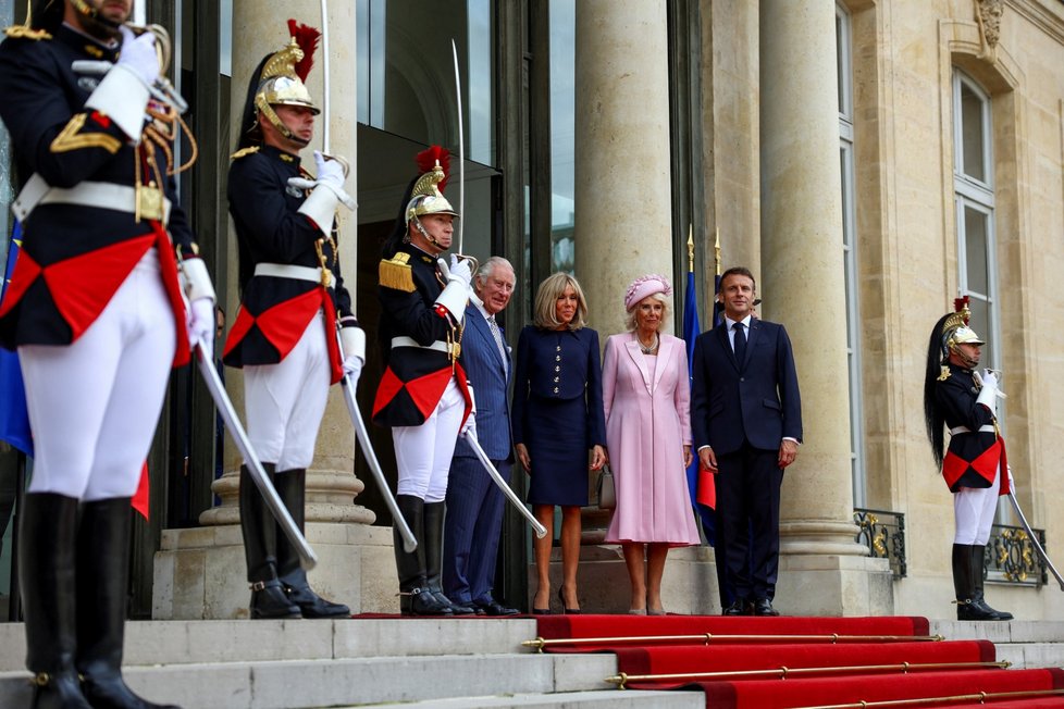 Král Karel III. s manželkou Camillou a francouzským prezidentem Emmanuelem Macron a jeho ženou Brigitte (20. 9. 2023)