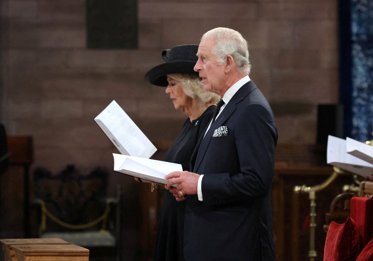 Král Karel III. a Camilla zpívají v kostele