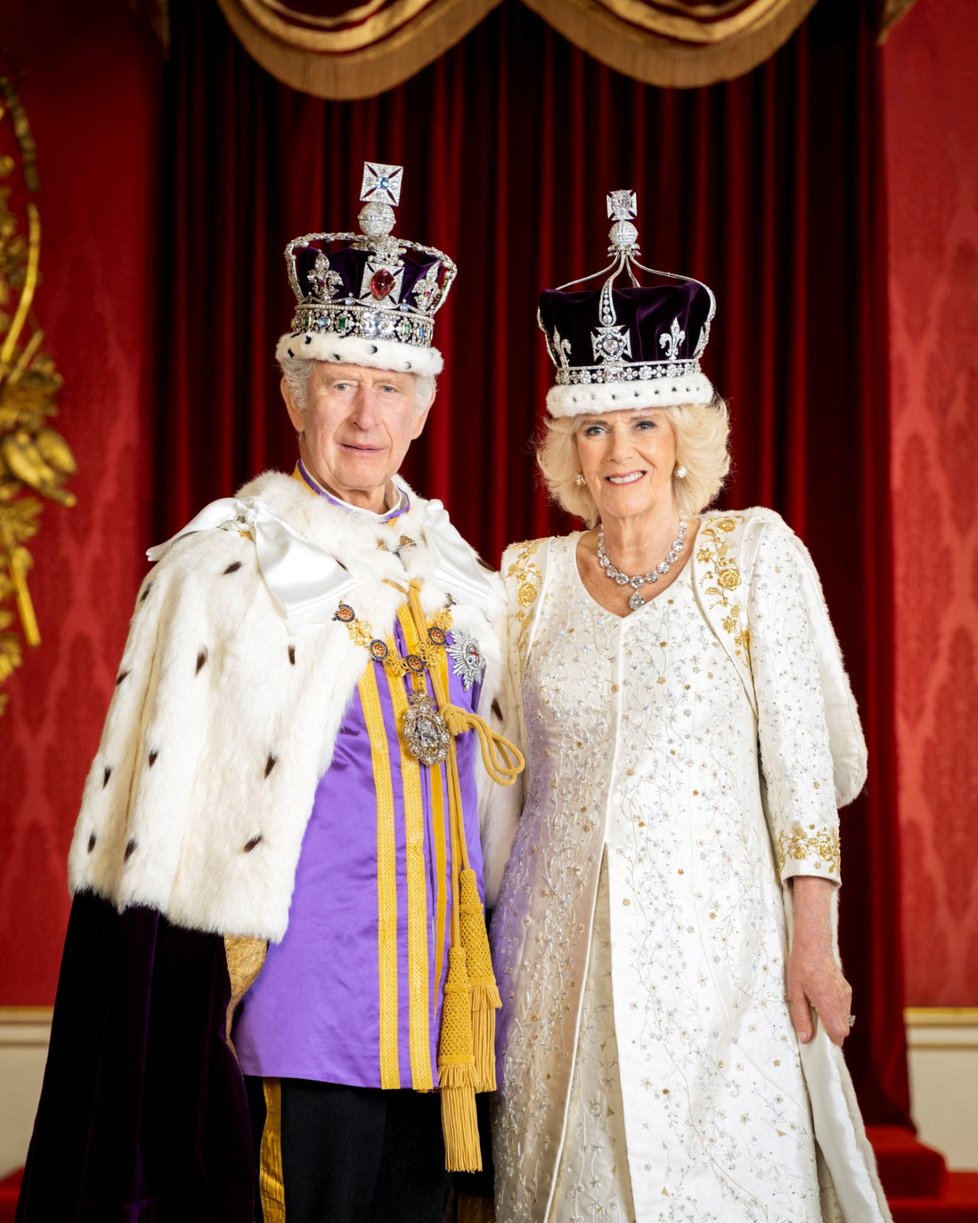 Oficiální portrét britského panovníka Karla III. a královny Kamily