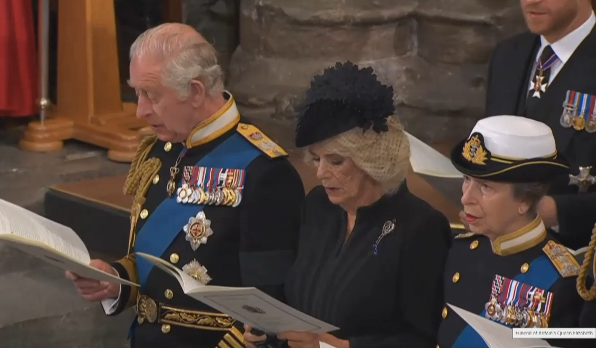 Král Karel III. se se svou manželkou modlí na pohřbu královny