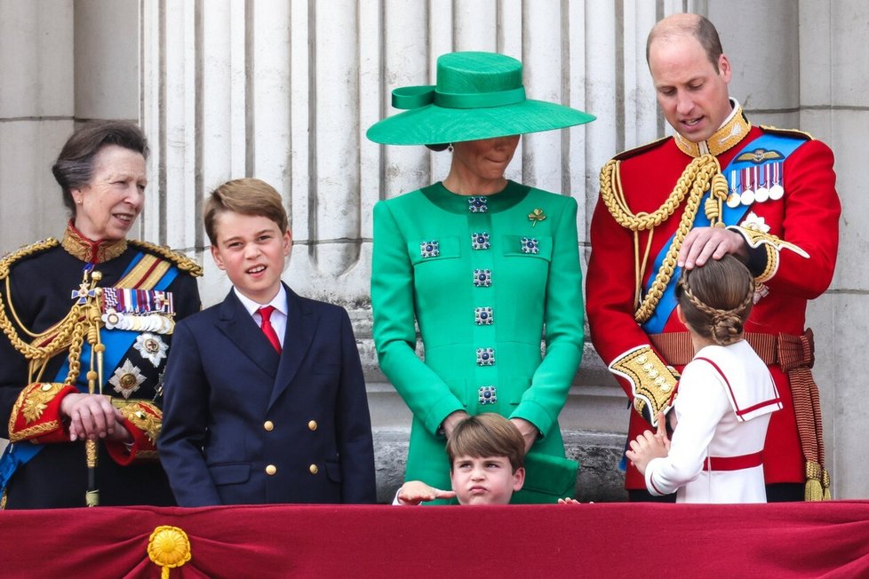 Král Karel III. slavil narozeniny velkolepou přehlídkou. Královská vnoučata opt ukradla pozornost.