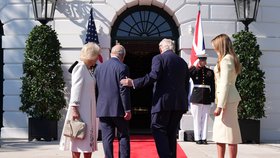Trumpův prohřešek proti protokolu: Poplácal Karla III. (duben 2026)