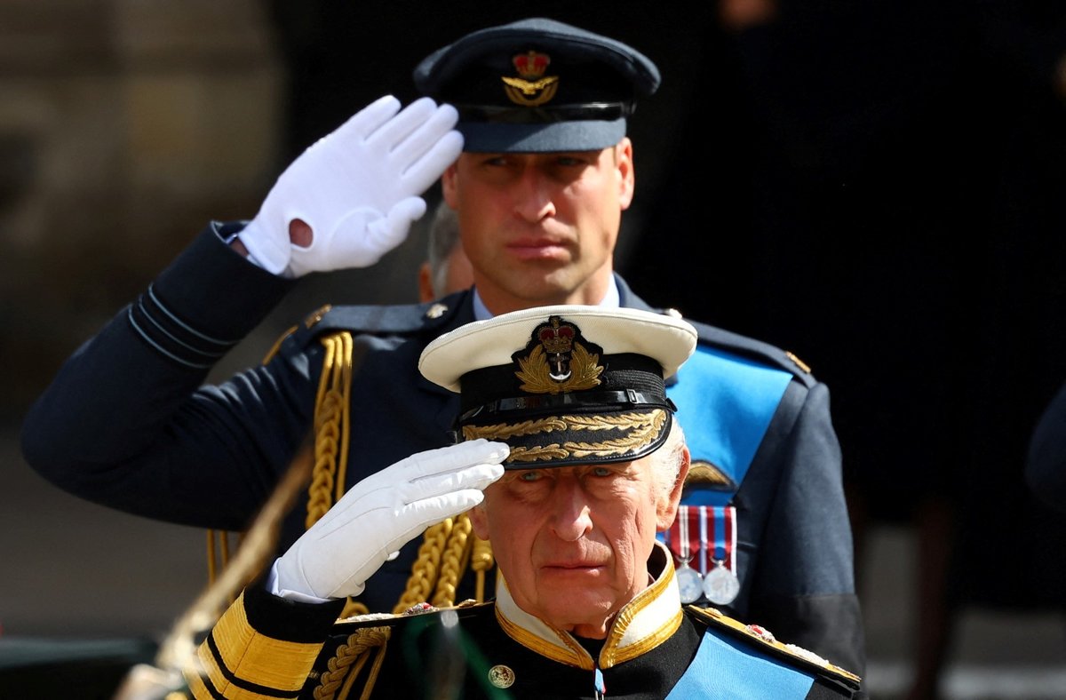 Král Karel III. a za ním jeho následník – korunní princ William.