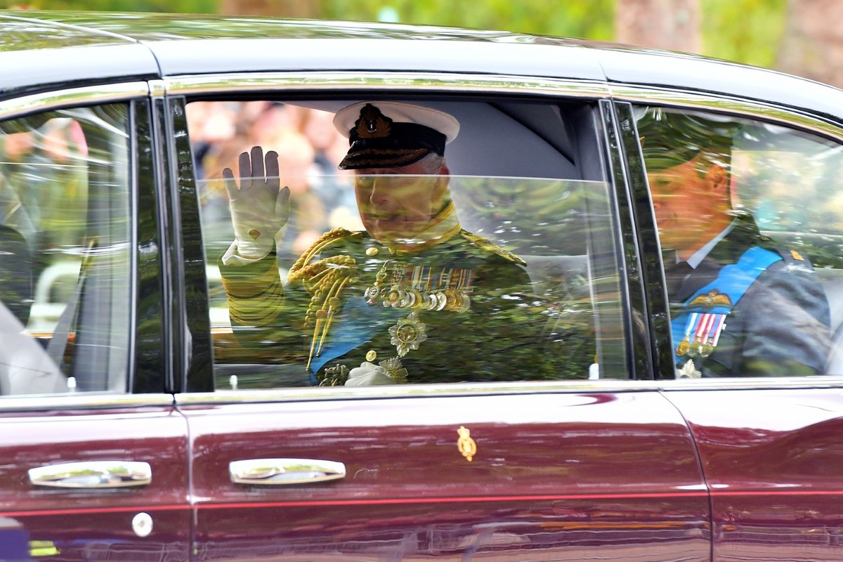 Karel III s princem Williamem na pohřbu Alžběty II