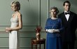 2022 Koruna Charles (Dominic West), Alžběta II. (Imelda Staunton) a Diana (Elizabeth Debicki) v seriálu.